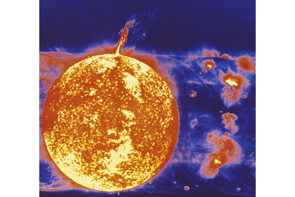 découvrez comment les tempêtes solaires peuvent affecter le bitcoin et perturber le marché des cryptomonnaies, en explorant l'impact de l'espace sur la technologie blockchain.