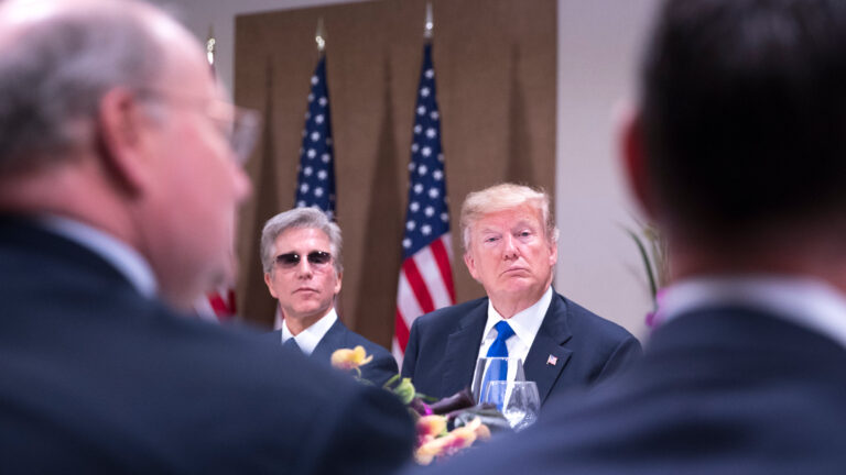 analyse des défis posés à davos par l'ère trump et l'impact sur la coopération internationale et l'économie mondiale.