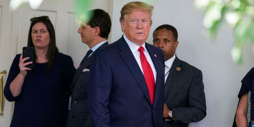 analyse du déclin de la popularité de donald trump un an après son retour sur la scène politique, avec les facteurs clés et les enjeux actuels.