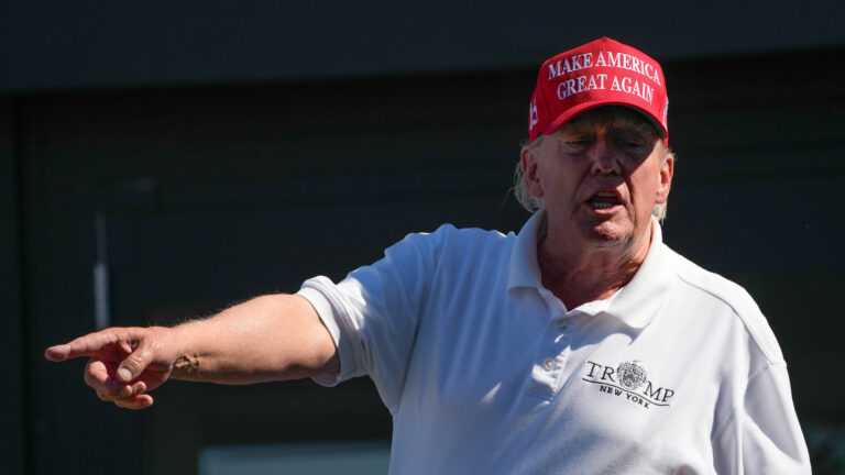 analyse complète du bilan politique commerciale de donald trump, ses décisions, impacts et controverses durant son mandat.