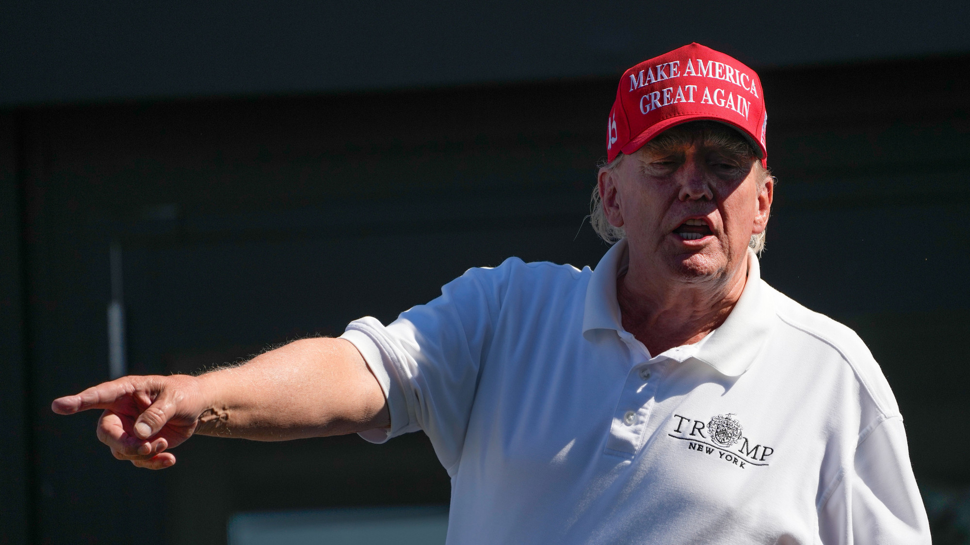 analyse complète du bilan politique commerciale de donald trump, ses décisions, impacts et controverses durant son mandat.