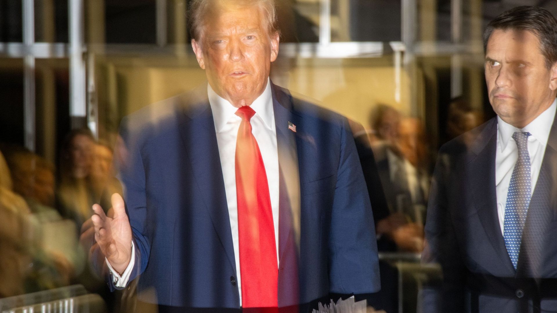 découvrez comment donald trump influence la réécriture de l'histoire américaine à travers ses actions et déclarations controversées.