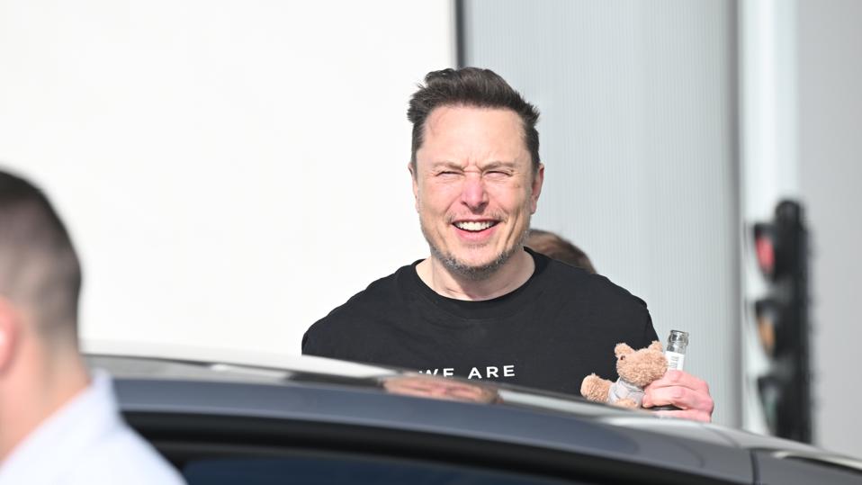 elon musk reste optimiste malgré la diminution des bénéfices de tesla, affirmant sa confiance dans l'avenir de l'entreprise et ses innovations.
