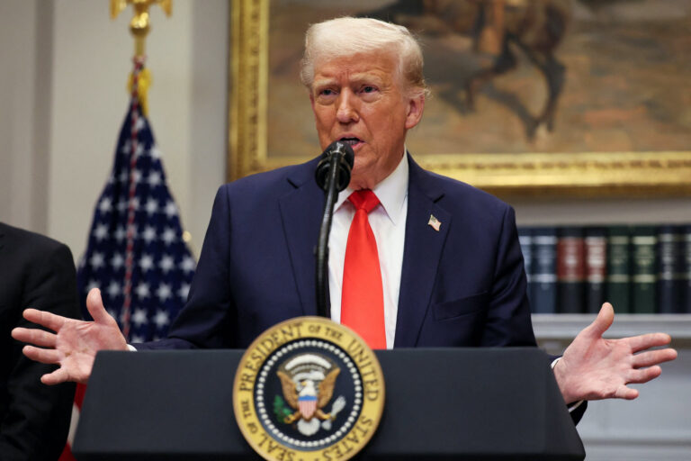 découvrez comment les entreprises sont impactées par les risques liés à la politique de donald trump et les stratégies pour s'adapter à cet environnement incertain.