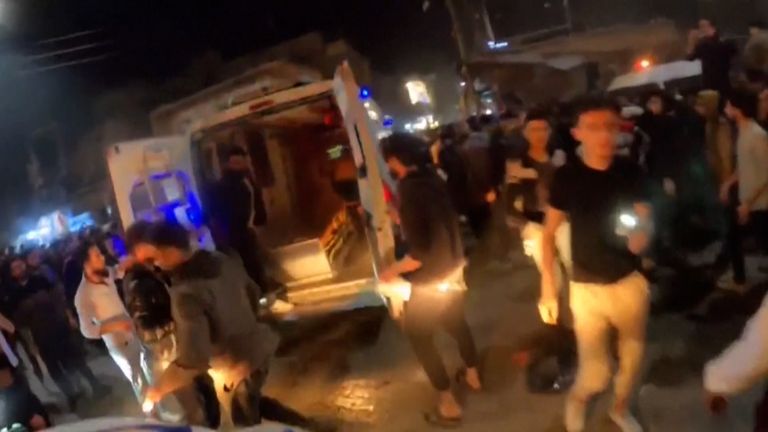 l'iran réagit aux sanctions internationales en utilisant des missiles et le bitcoin, explorant de nouvelles stratégies pour contourner les restrictions économiques.