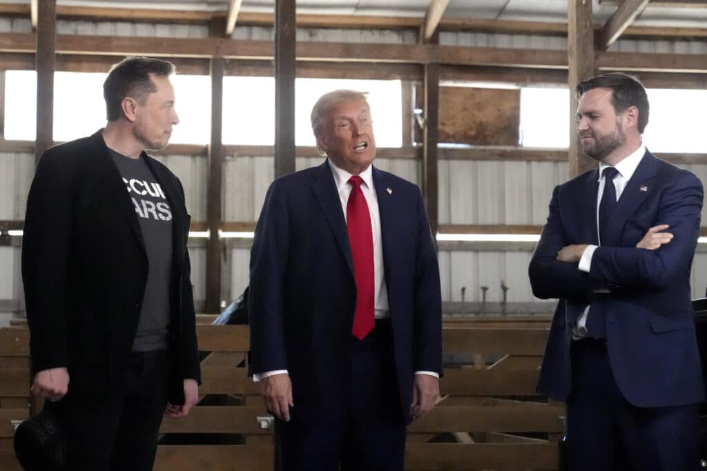 découvrez comment j.d. vance joue un rôle clé dans la réconciliation entre donald trump et elon musk, réunissant deux figures influentes de la politique et de la technologie.