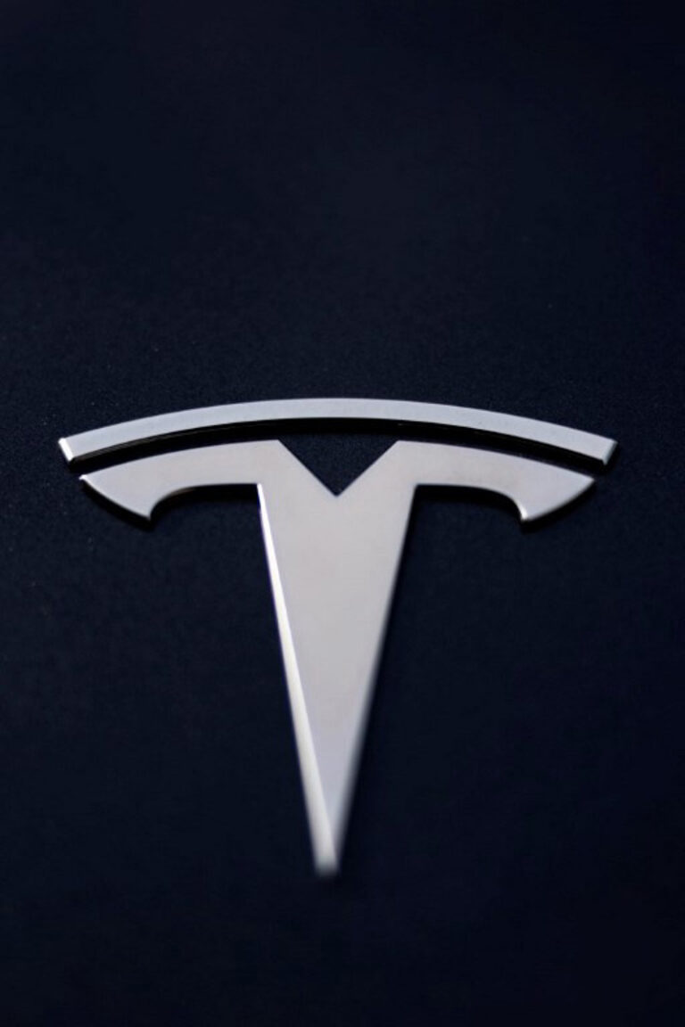 découvrez les raisons derrière le léger ralentissement de tesla et son impact sur le marché automobile.