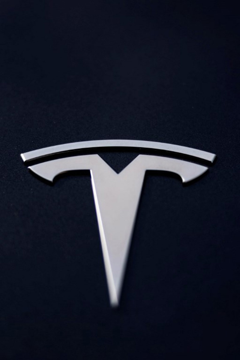 découvrez les raisons derrière le léger ralentissement de tesla et son impact sur le marché automobile.