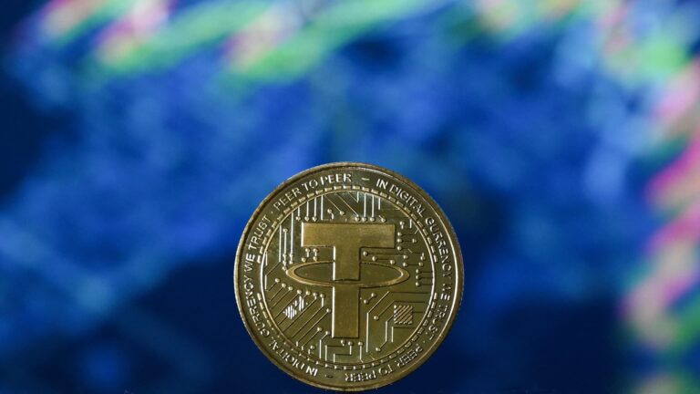 tether investit 780 millions de dollars dans le bitcoin, renforçant ainsi sa position dans le marché des cryptomonnaies et soutenant la croissance de la principale crypto-monnaie mondiale.