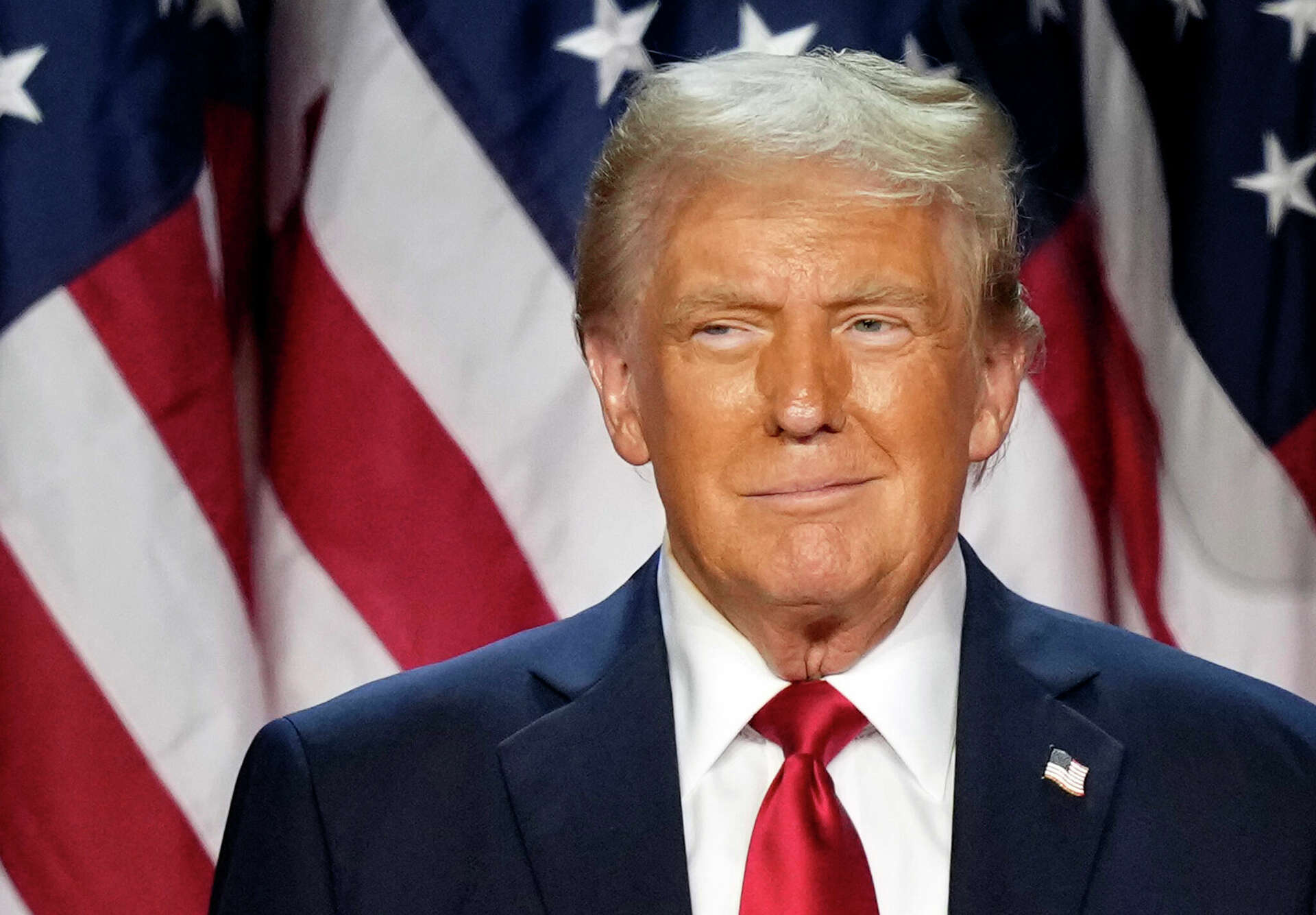 découvrez les critiques de trump sur ses photos et les réponses humoristiques des démocrates dans un échange plein d'esprit.