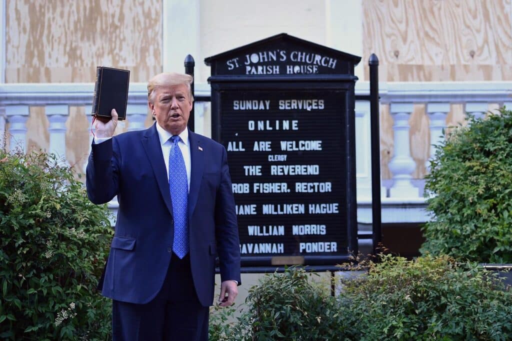 analyse des tensions et des relations entre donald trump et la hiérarchie catholique, explorant les enjeux politiques et religieux qui les opposent.