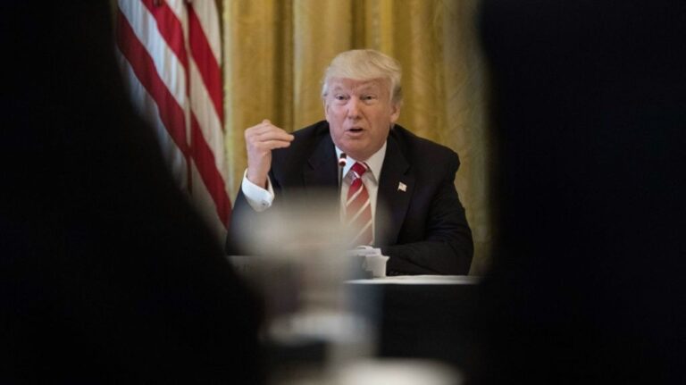 découvrez comment trump ignore les recommandations médicales concernant le vieillissement et les implications de cette attitude sur sa santé.