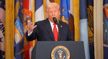 découvrez ce que trump révèle sur l'origine mystérieuse des bleus présents sur ses mains dans cette révélation exclusive.