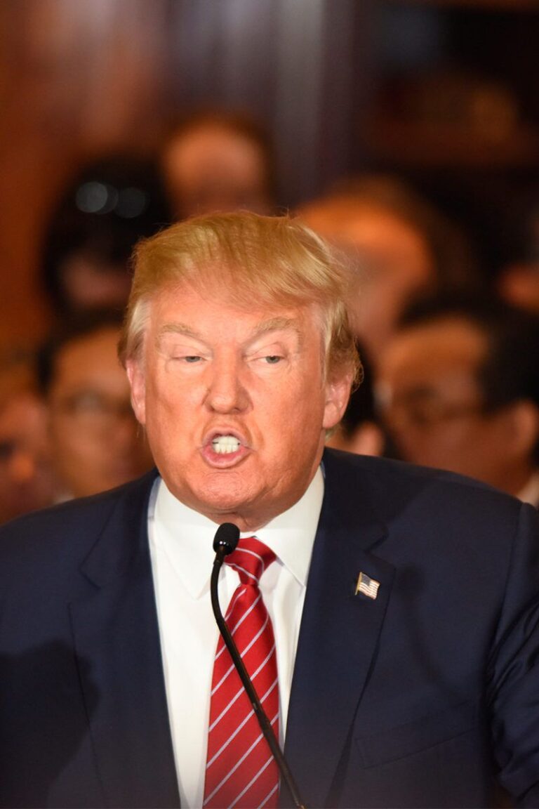 donald trump dévoile une note secrète de marco rubio lors d'une conférence de presse, suscitant l'attention des médias.