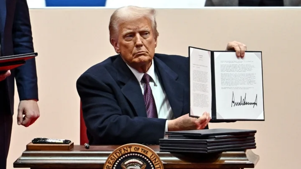 un an après l'investiture de trump : analyse de la chute du bitcoin et de l'effondrement du trump coin, leurs impacts économiques et les leçons à retenir.