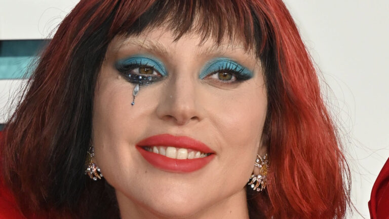 découvrez l'histoire fascinante de l'uss defiant, un symbole de la folie maritime sous l'ère trump, mêlant innovation militaire et controverse politique.