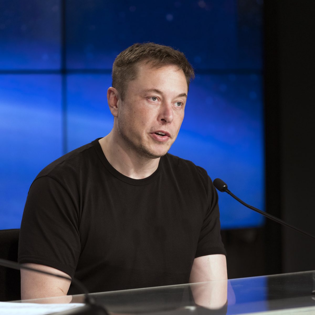 espagne et grèce souhaitent interdire l'accès aux réseaux sociaux pour les adolescents, suscitant la colère d'elon musk.