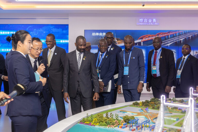 découvrez comment le royaume-uni opère un tournant stratégique majeur vers la chine et l'europe après l'ère trump, redéfinissant ses alliances internationales et sa politique étrangère.