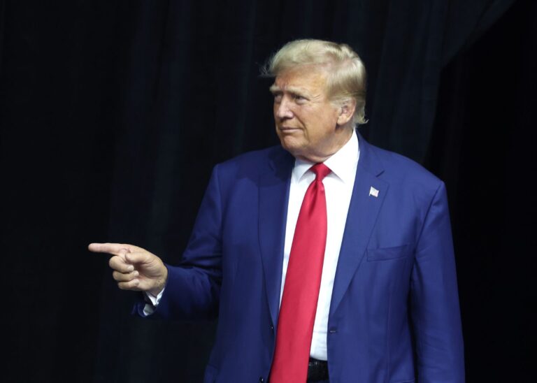 donald trump menace l'animateur des grammy awards, suscitant réactions et controverses dans le monde de la musique.