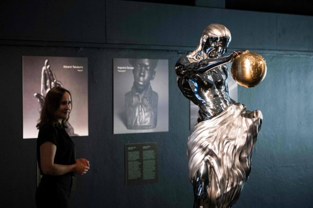 découvrez la sculpture en marbre inspirée de bitcoin présentée par alexis ohanian, une œuvre unique mêlant art, intelligence artificielle et cryptomonnaie.