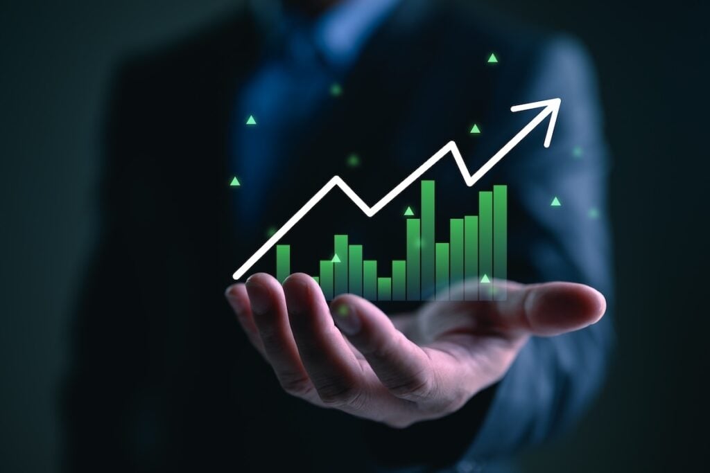 le bitcoin frôle les 71 000 $, tandis qu'ethereum, xrp et dogecoin enregistrent des progrès modérés sur le marché des cryptomonnaies.