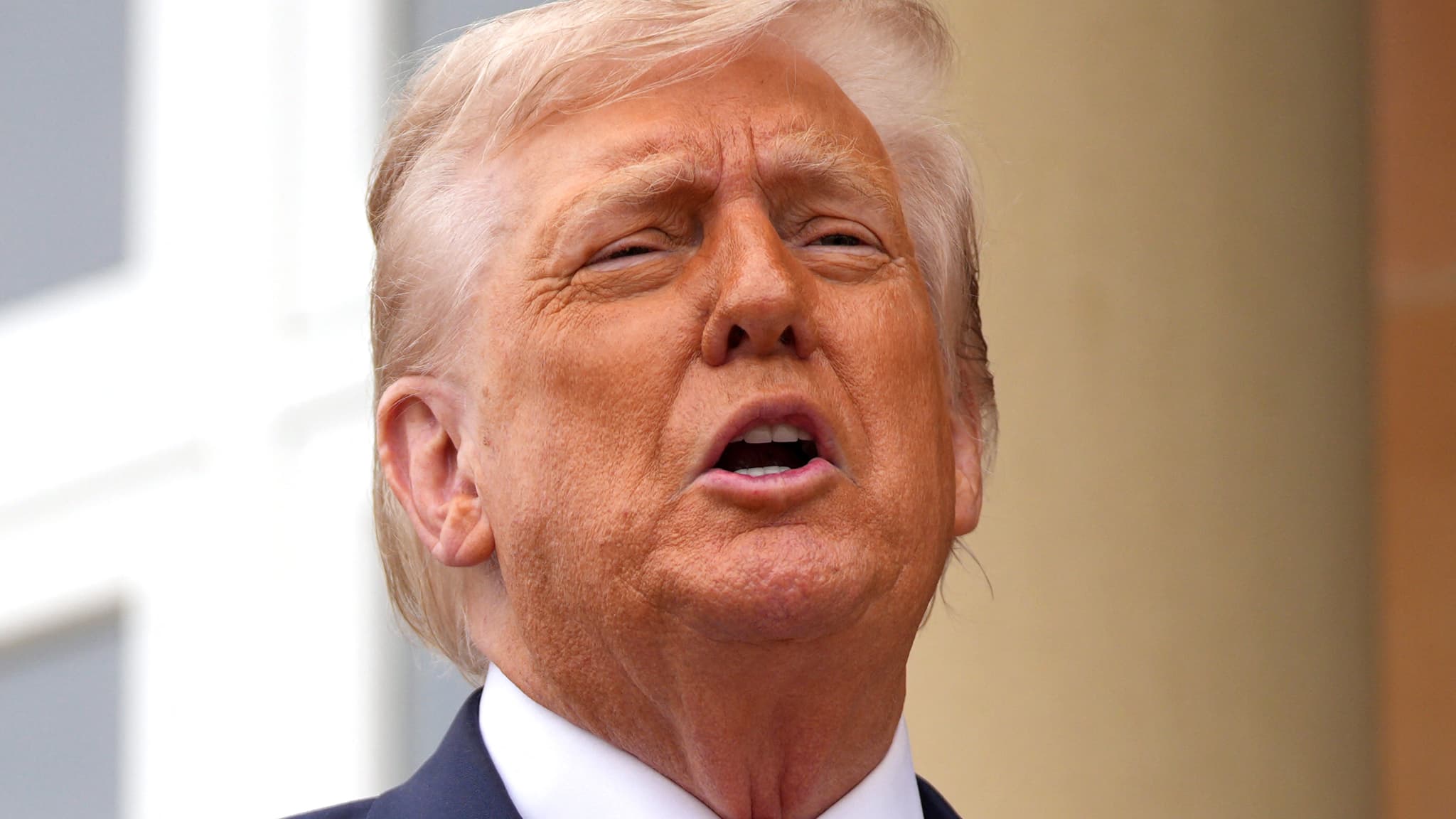 analyse de l'impact économique négatif de la politique anti-énergies renouvelables de trump sur les tensions et le conflit avec l'iran.