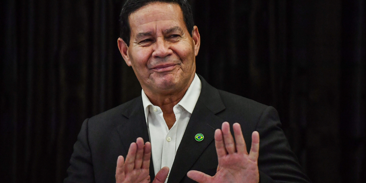 découvrez les déclarations du fils de bolsonaro qui compare trump à une version 2.0, analysant ses positions et son influence politique actuelle.