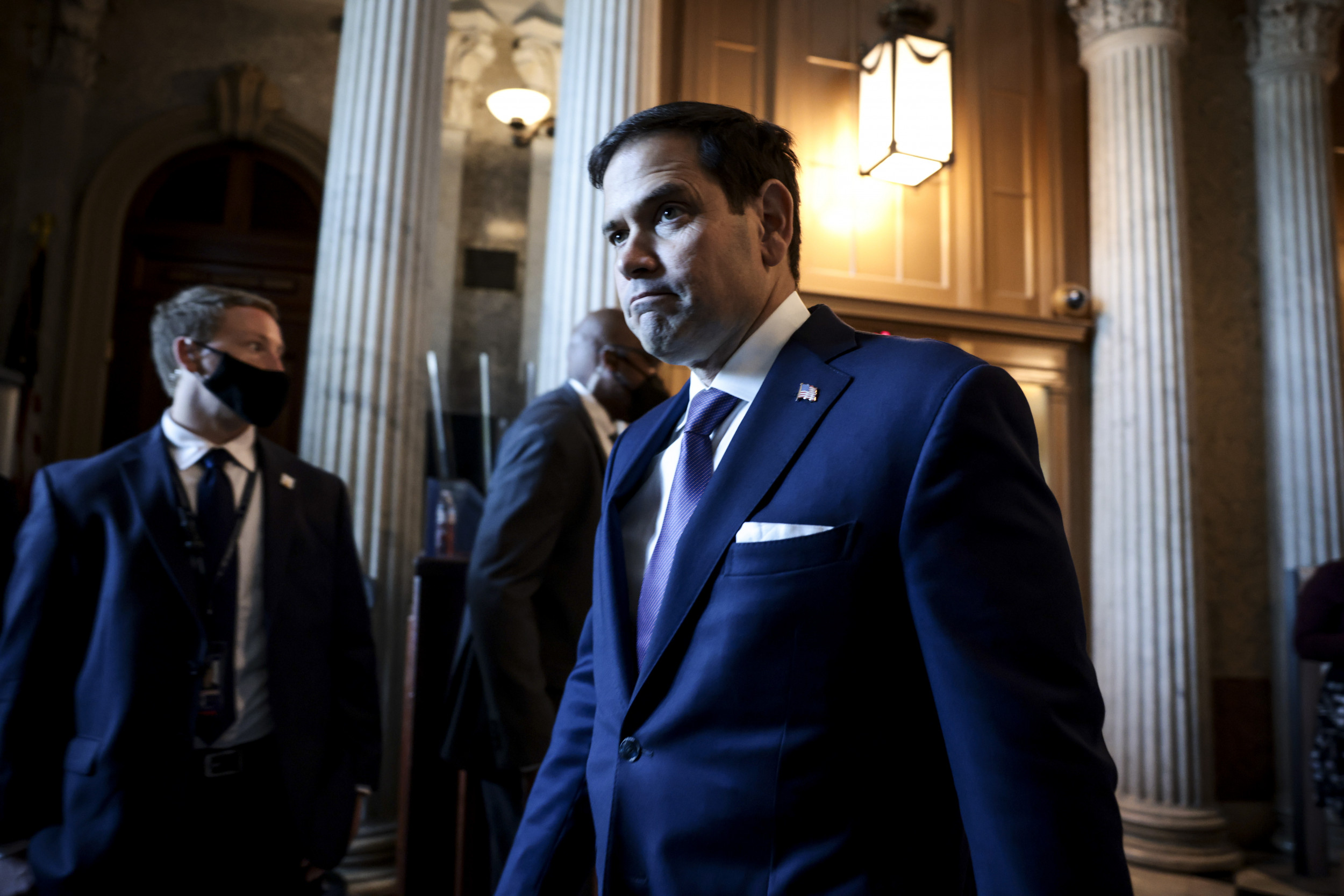marco rubio dément fermement les accusations le qualifiant de capitulard face à donald trump, clarifiant sa position politique.
