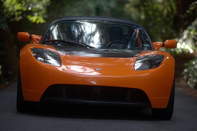 découvrez la révélation exclusive du tesla roadster : design révolutionnaire, performances exceptionnelles et innovations technologiques pour une expérience de conduite unique.