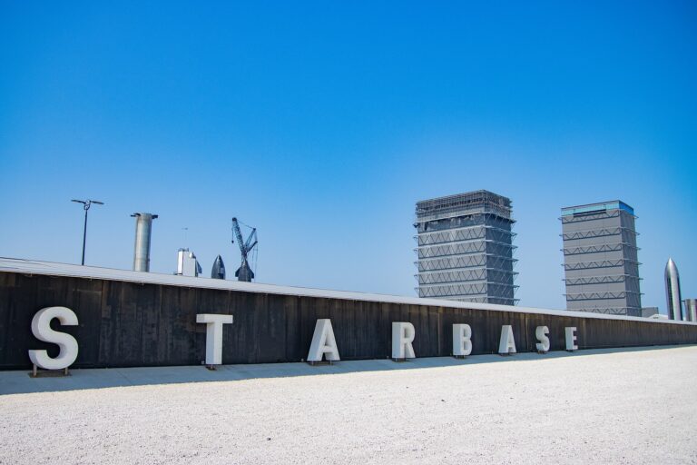 découvrez starbase au texas profond, un site isolé offrant des activités rares et confronté à des incendies impressionnants. plongez dans cet environnement unique et mystérieux.