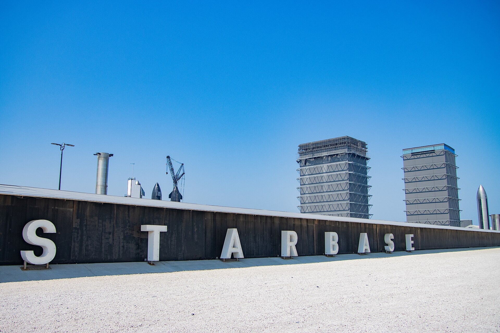 découvrez starbase au texas profond, un site isolé offrant des activités rares et confronté à des incendies impressionnants. plongez dans cet environnement unique et mystérieux.