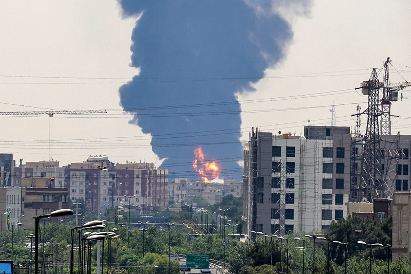 découvrez les dernières tensions en iran avec des explosions à téhéran et une attaque à dubaï, analyse et réactions en temps réel.