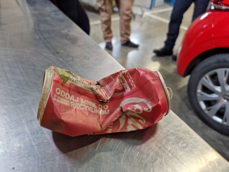 découvrez l'analyse approfondie d'une photo mystérieuse montrant trump, un bouton nucléaire et une canette de coca, et explorez les symboles et messages cachés derrière cette image intrigante.