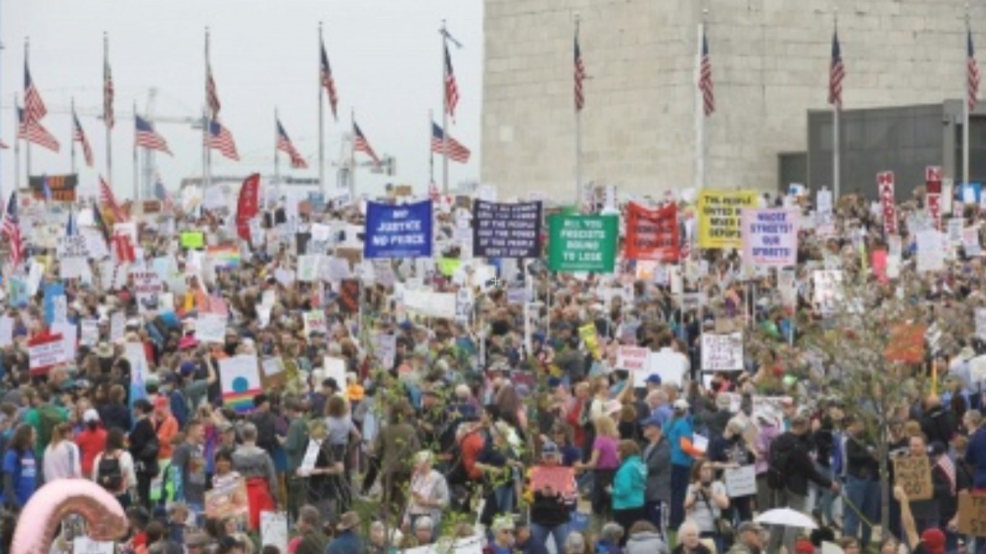 trump menace d'imposer de nouveaux droits de douane, suscitant des inquiétudes sur le commerce international et les relations économiques.
