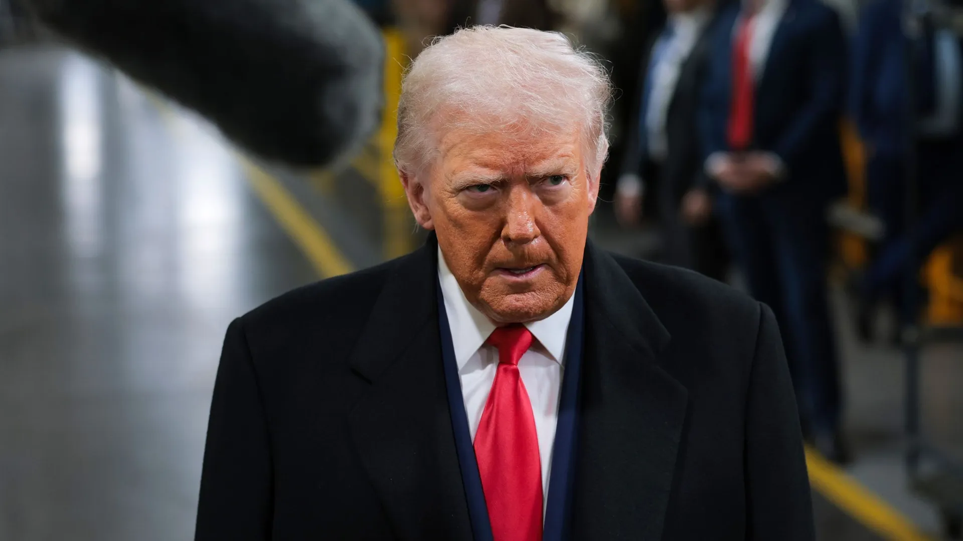 trump menace d'imposer de nouveaux droits de douane, suscitant inquiétudes et tensions dans le commerce international.