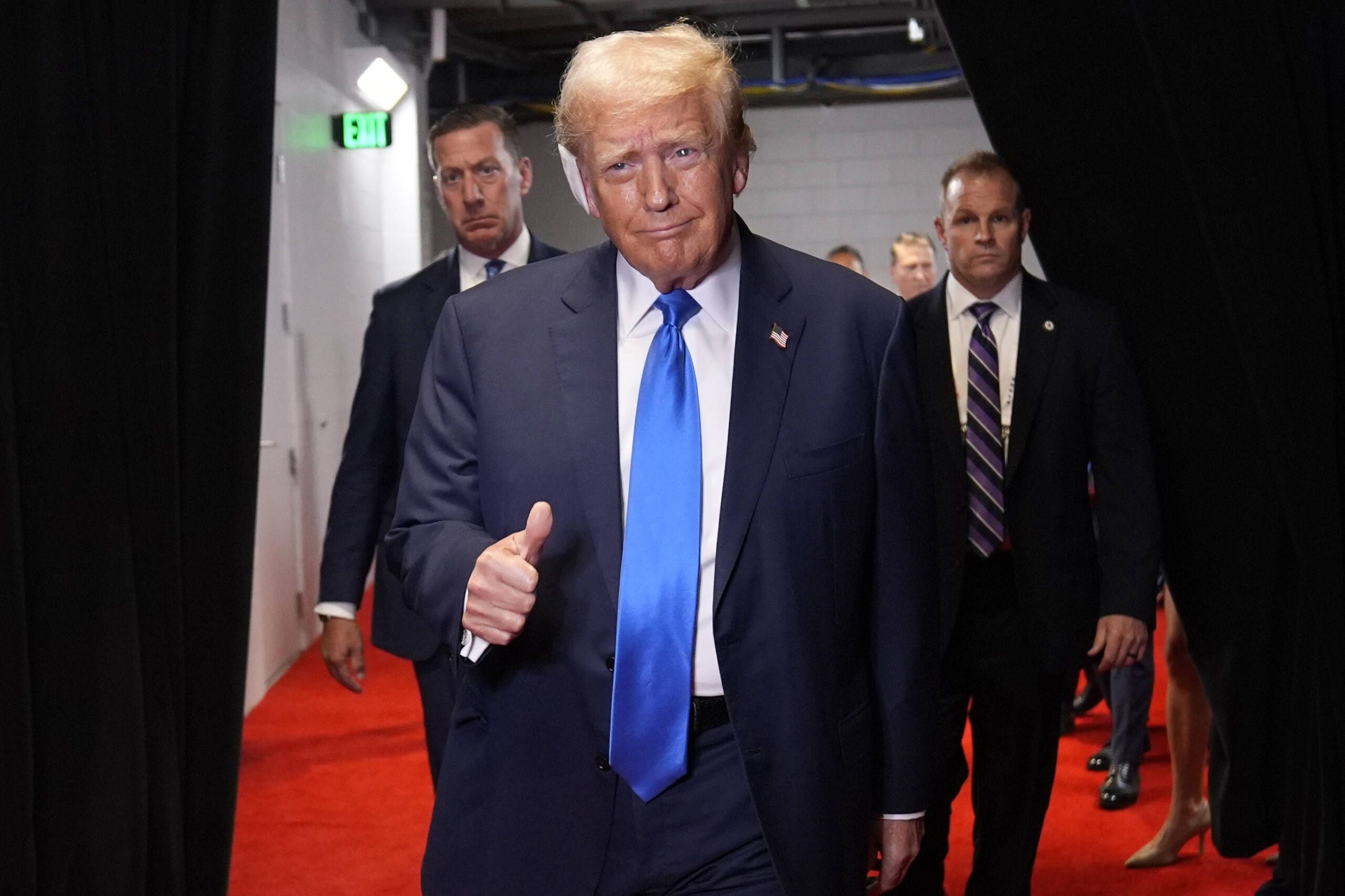 trump suscite la controverse après avoir fait une blague sur l'attaque en iran, déclenchant des réactions et débats à travers le monde.