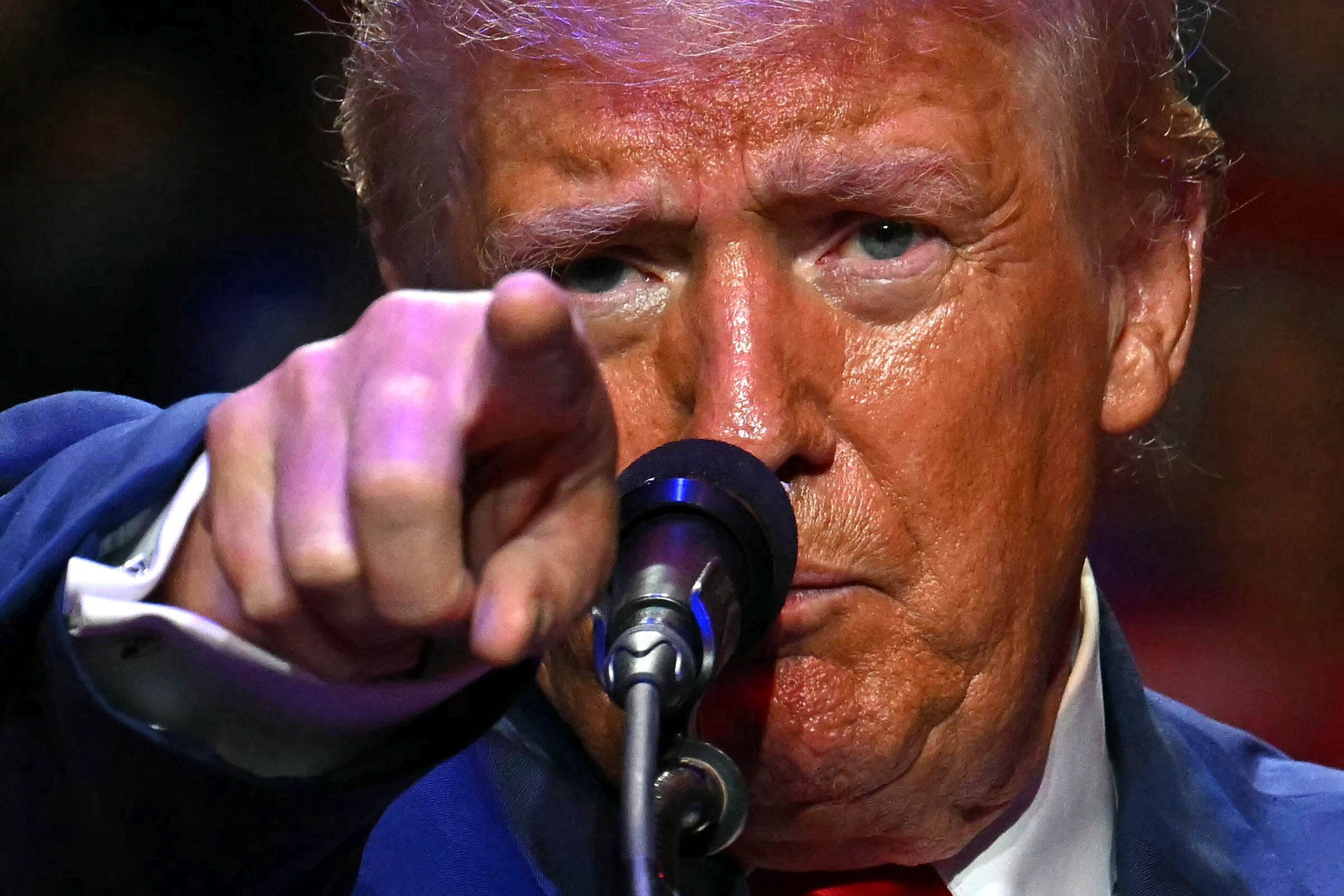 donald trump signe pour la première fois des billets américains, marquant un événement historique dans la monnaie des états-unis.