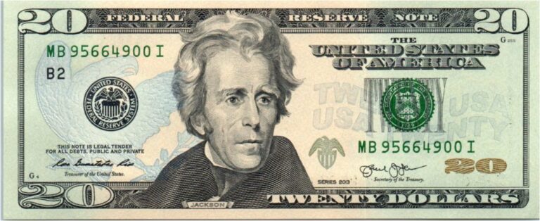 donald trump signe pour la première fois des billets américains, un événement inédit dans l'histoire monétaire des états-unis.