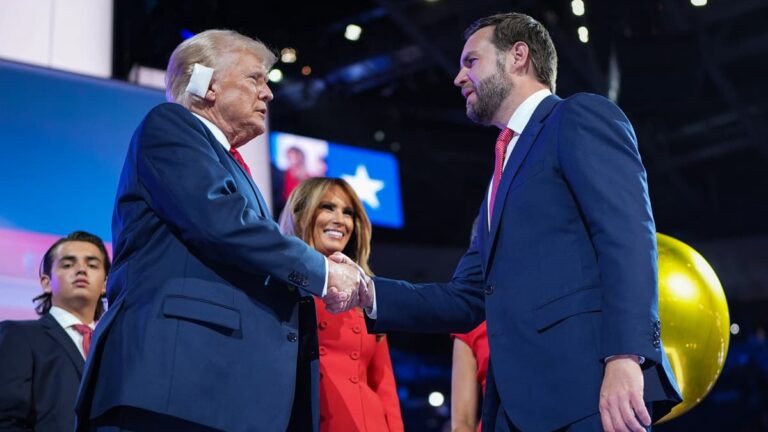 trump taquine marco et jd avant la remise des cadeaux, dans une ambiance pleine d'humour et de surprises.