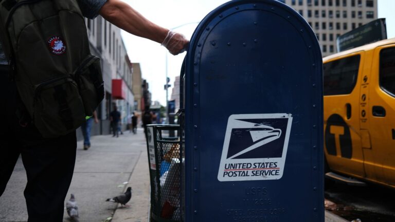 trump souhaite interdire le vote par correspondance, un mode de vote qu'il a lui-même utilisé, suscitant un vif débat sur la démocratie et le processus électoral.