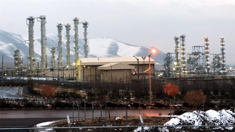 analyse de l'accord iranien : comment trump a abandonné les réserves d'uranium enrichi et les implications géopolitiques.