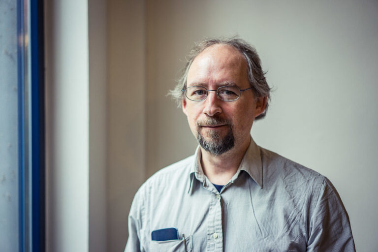 découvrez adam back, l'informaticien visionnaire reconnu comme une figure clé à l'origine du bitcoin, et son rôle dans l'évolution de la cryptomonnaie.