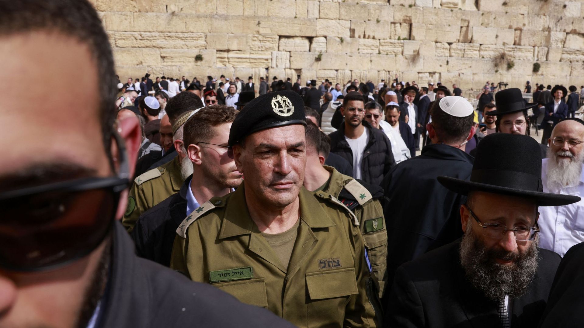 analyse du conflit en iran et des stratégies de survie adoptées par le peuple face aux défis politiques et sociaux.