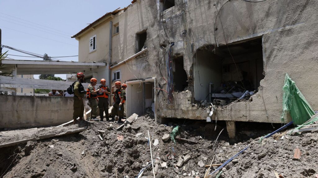 découvrez les tensions croissantes au moyen-orient avec l'iran menaçant une réponse imminente face au conflit actuel. suivez les dernières évolutions de cette situation sensible.
