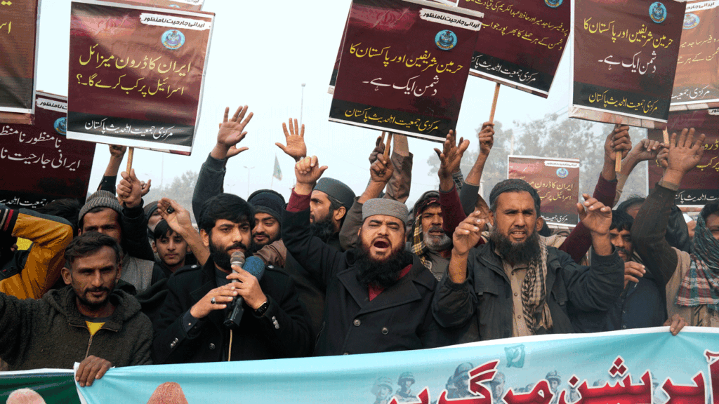 analyse approfondie de la crise au pakistan causée par le conflit entre l'iran et trump, explorant les impacts géopolitiques et économiques.