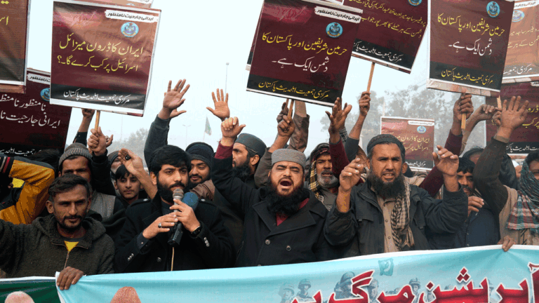 analyse approfondie de la crise au pakistan causée par le conflit entre l'iran et trump, explorant les impacts géopolitiques et économiques.