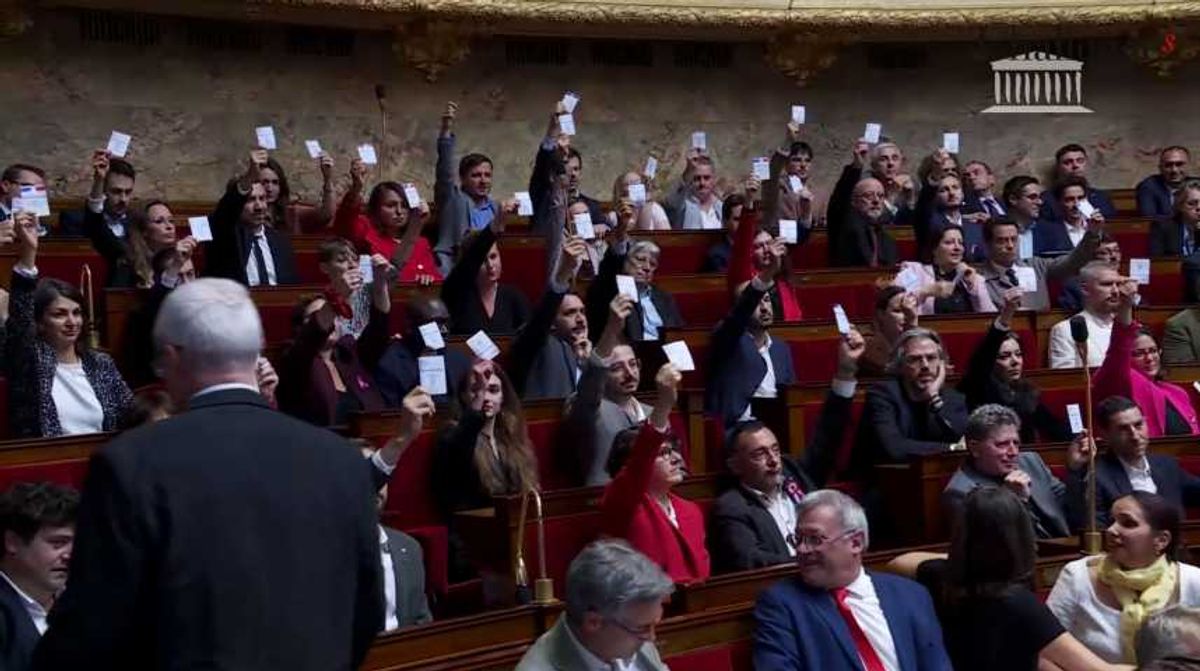 découvrez la réaction des députés lfi face aux déclarations de donald trump et leur réponse politique.