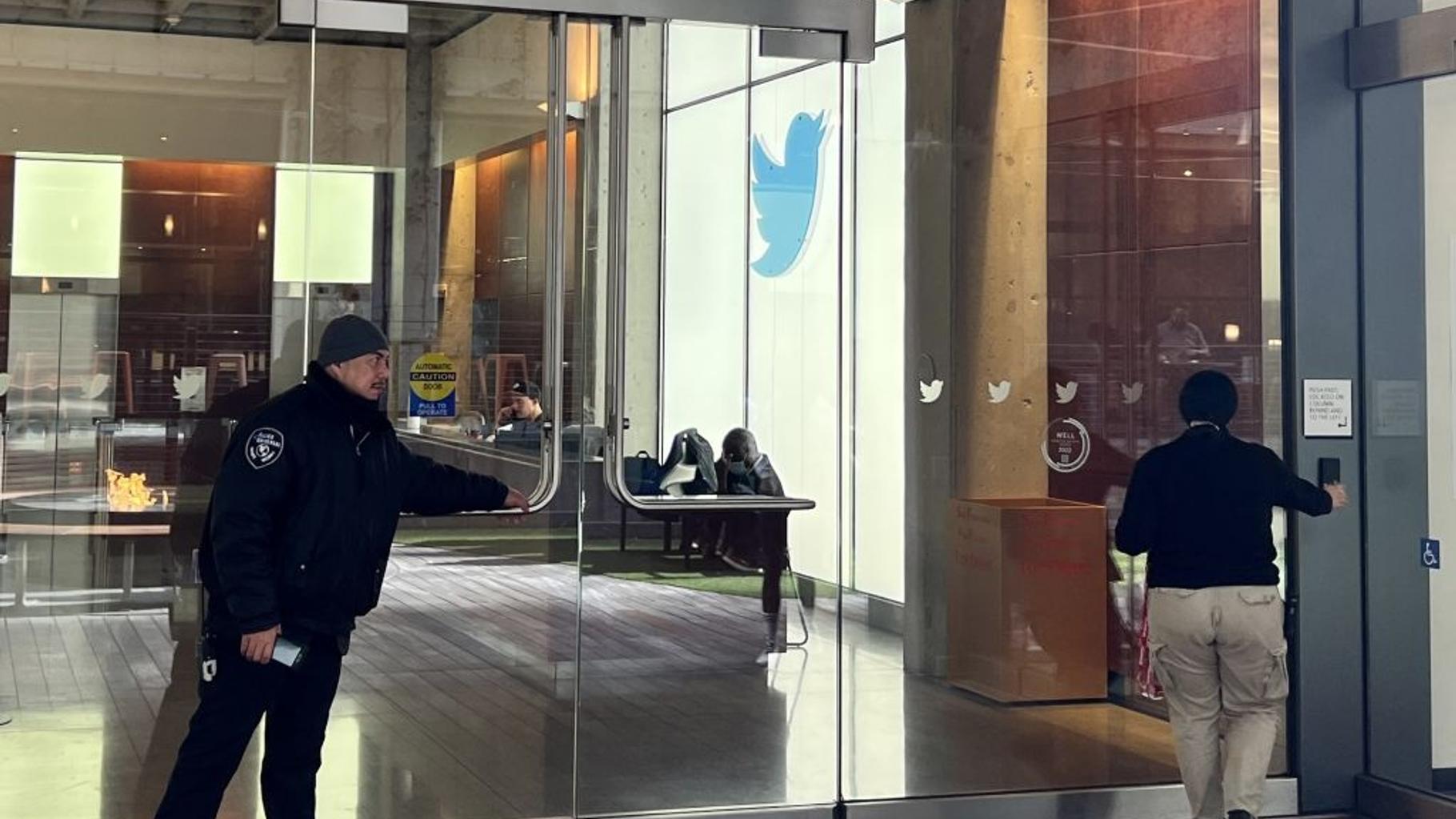 découvrez comment elon musk a réussi à éviter une convocation dans l'enquête sur x, les détails et implications de cette affaire.