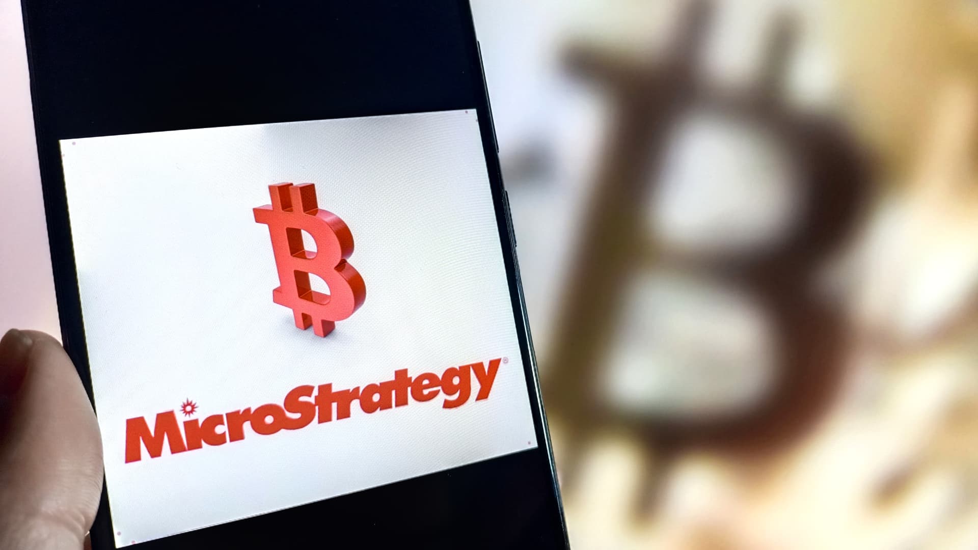 microstrategy réalise un investissement majeur en achetant pour 1,1 milliard de dollars de bitcoins, renforçant ainsi sa position dans le marché des cryptomonnaies.