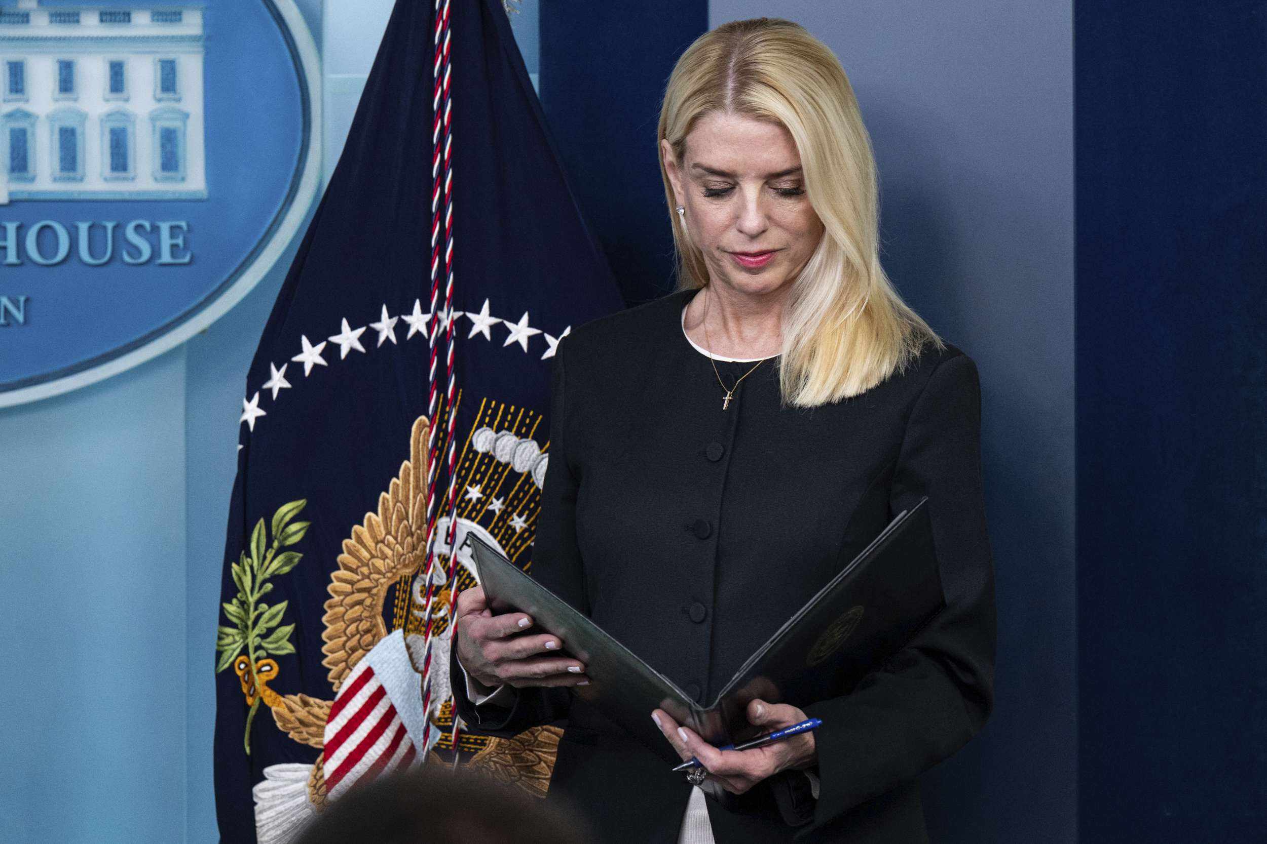 découvrez les raisons et les circonstances du renvoi de pam bondi, ancienne ministre de la justice, ainsi que les impacts de cette décision sur le paysage juridique.
